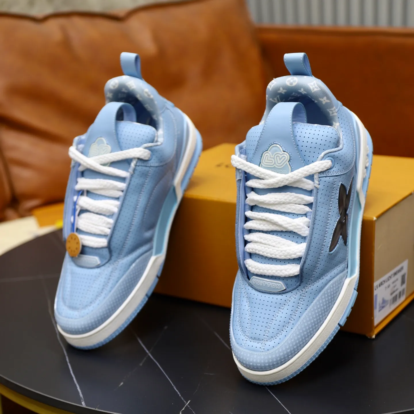 Ex-factory price: 860💰LV Couple👫Louis Vuitton TRAINER sneakers classic Louis Vuitton men's artistic director Virgil Abloh picked inspiration to create this LV Trainer sneaker. Yingze crystal inlays present a colorful effect. VS can be matched with two gorgeous effect colors. The LV letter logo badge on the tongue is gorgeous and noble. The LV letter is decorated on the side. The outsole is decorated with a Monogram flower pattern. It shows the trend of elegance and nobility! Men's and women's models: 35-46